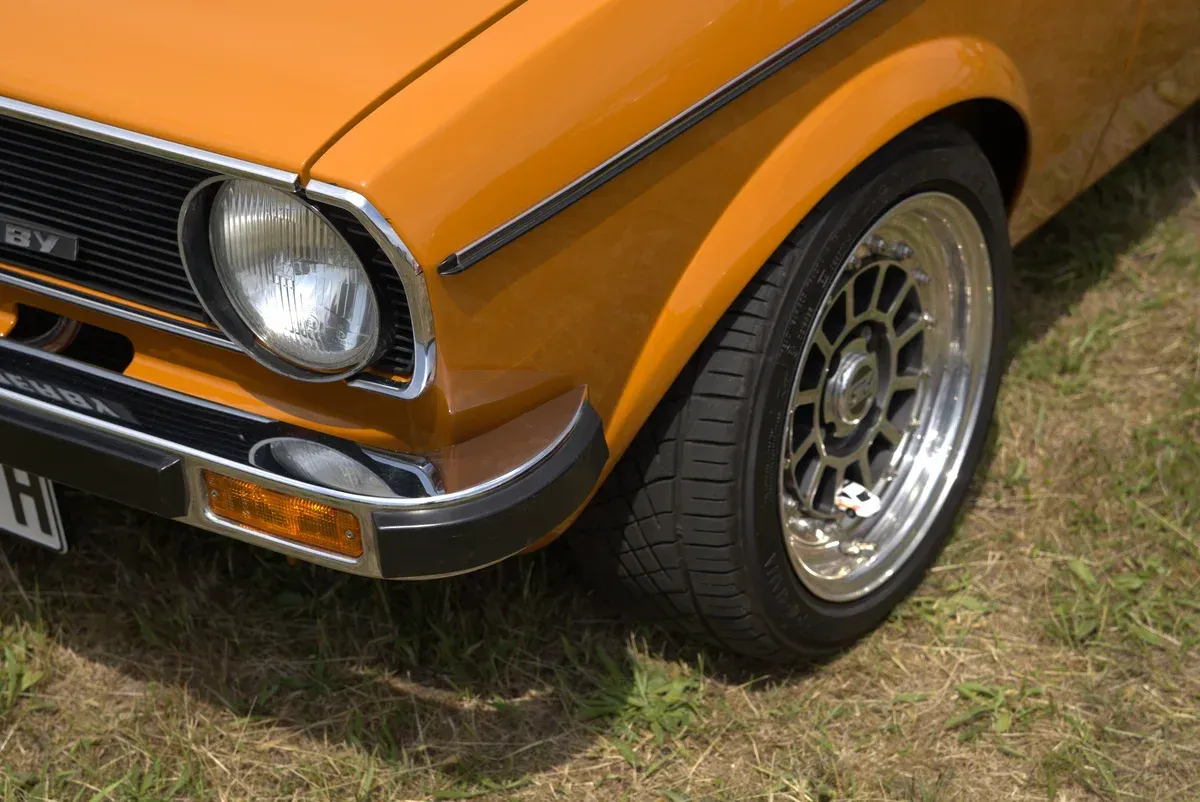 Ford Escort Mk2 Detailaufnahme — Scheinwerfer und Felge in Orange
