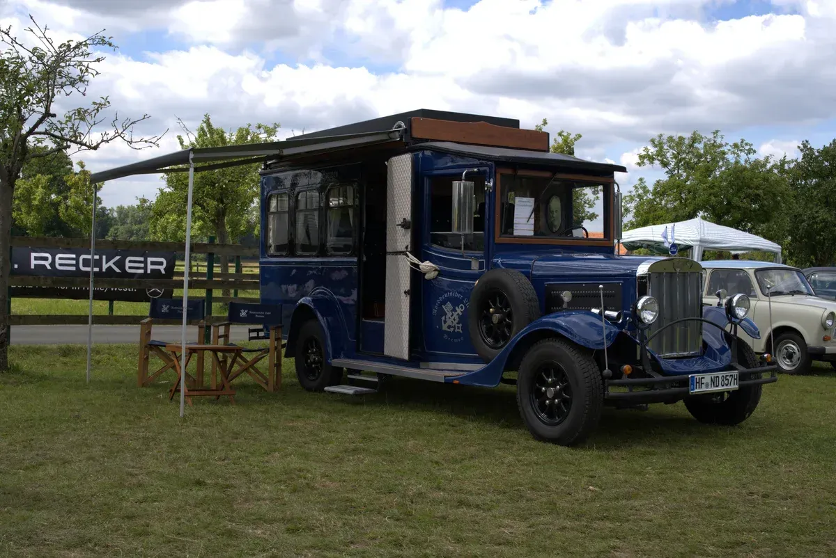 Historischer blauer Verkaufswagen aus den 1930er Jahren