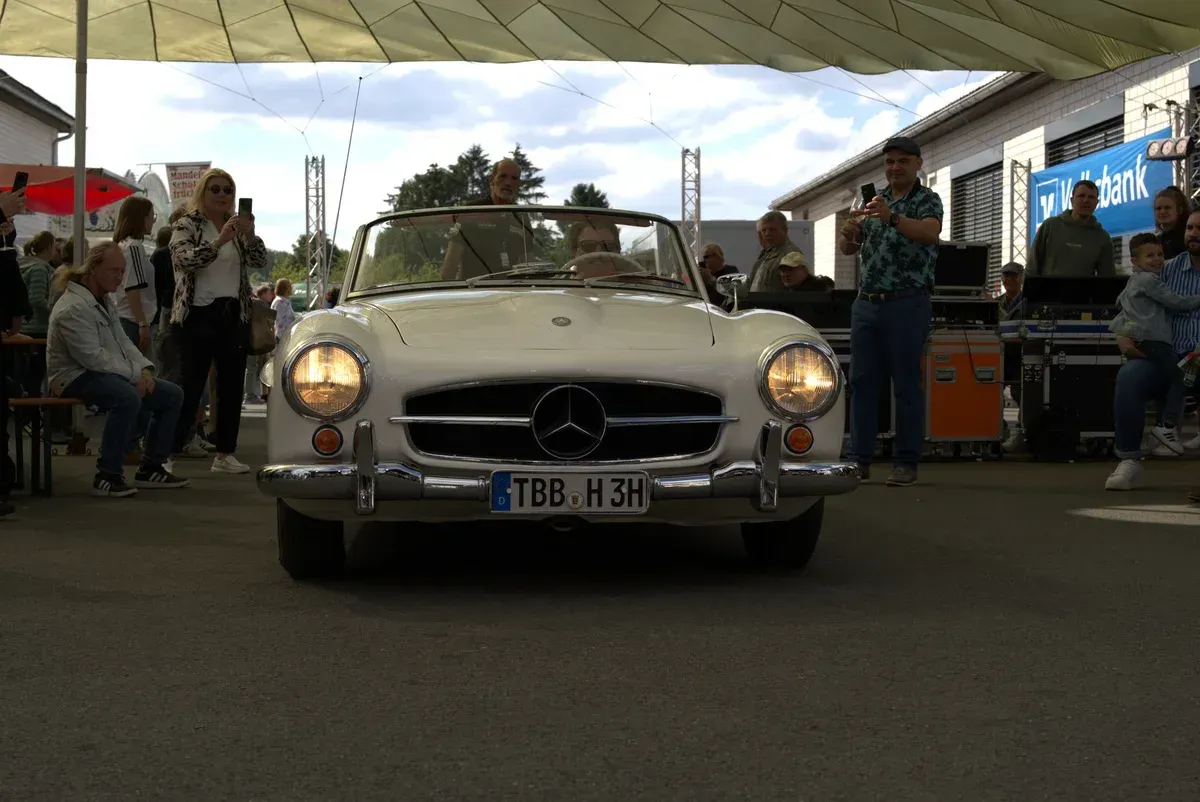 Mercedes 190 SL Frontansicht mit Licht bei der Fahrzeugparade