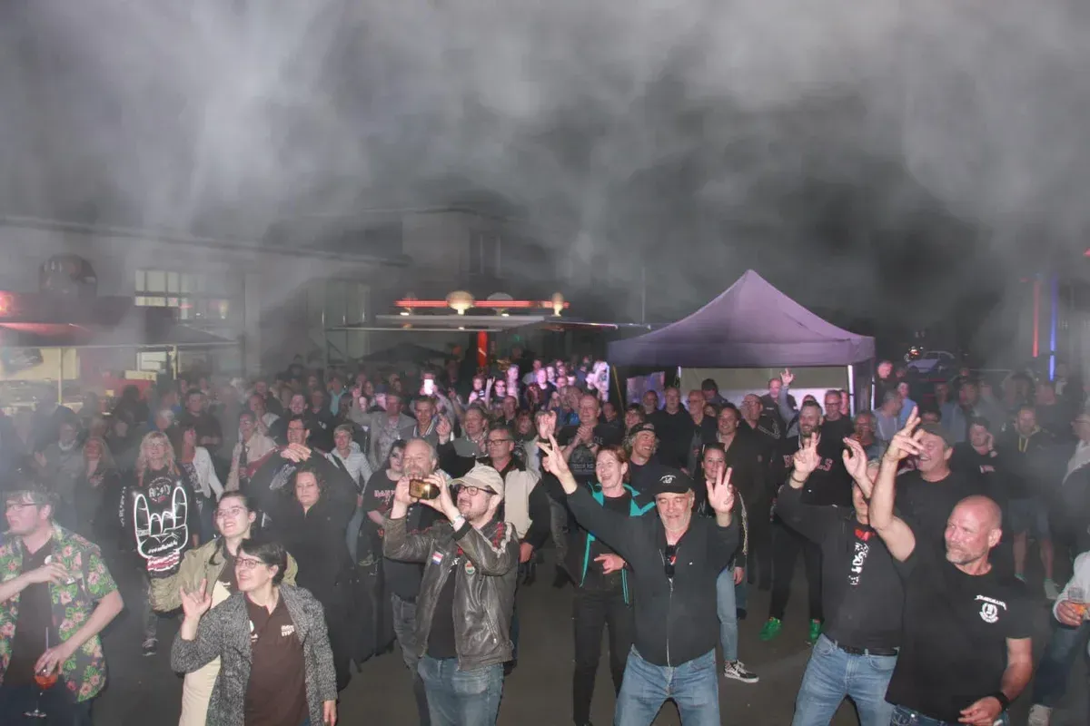 Begeistertes Publikum beim Livekonzert auf dem Oldtimer Treff