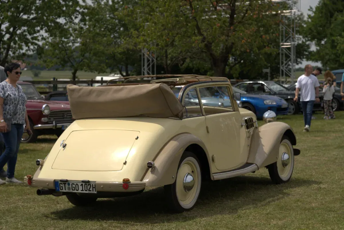 Vorkriegs-Cabrio in Beige auf dem Oldtimer Treff Gelände