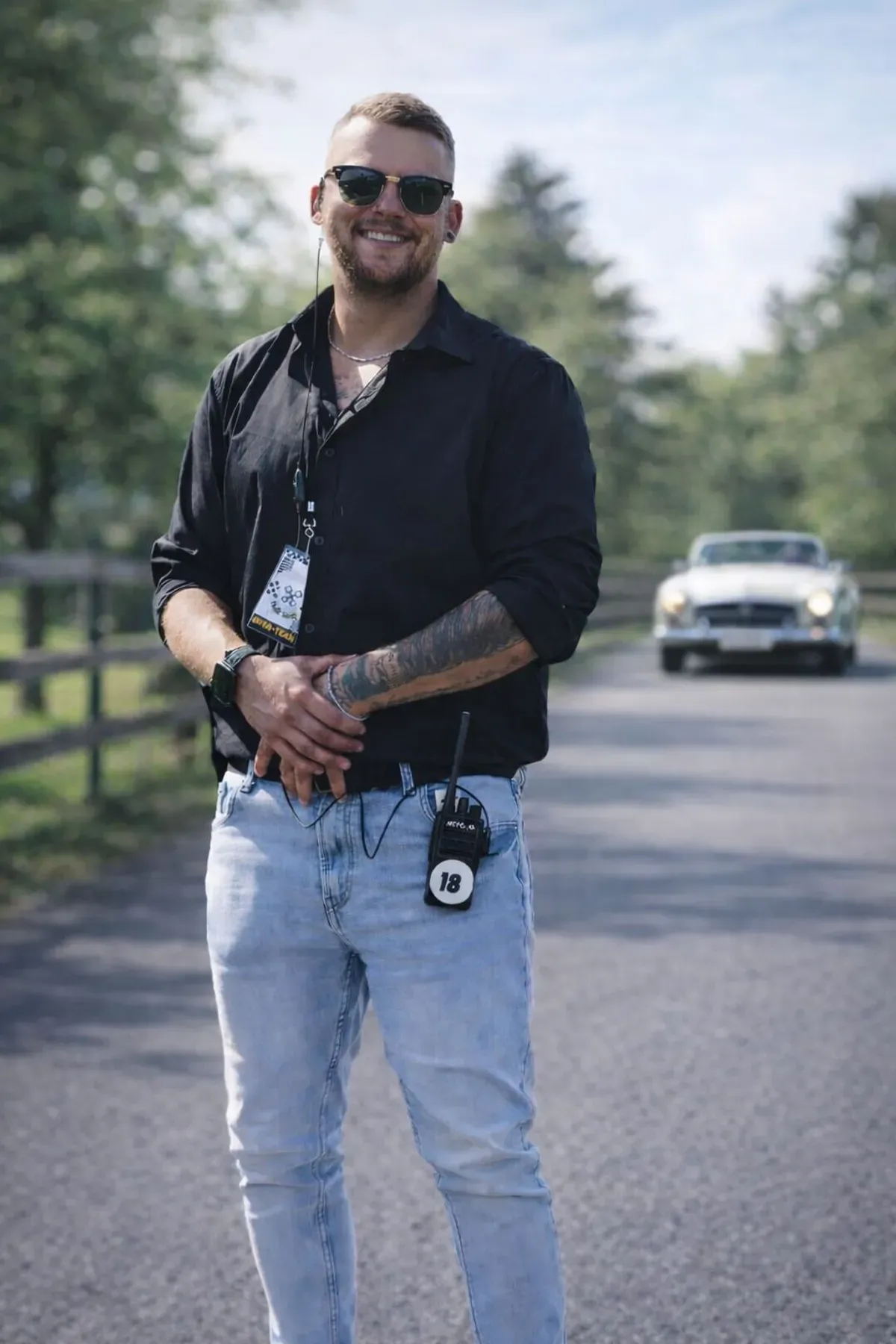 Ben mit Funkgerät und Helfer-Ausweis beim Oldtimer Treff